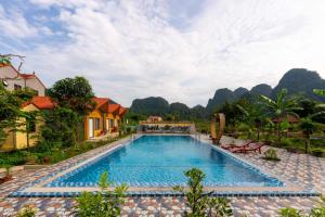 宁平Tan Dinh Farmstay的一座位于山间度假村内的游泳池