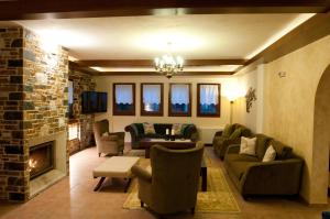 波尔塔里亚贝利娜酒店的带沙发和壁炉的客厅