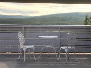 HarestuaBed and Breakfast Hadeland的美景阳台配有两把椅子和一张桌子