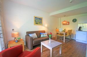 登霍伦Appartementen Bos en Duin Texel的客厅配有沙发和桌子