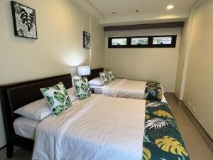 莫龙Anvaya Cove Short Term Rental Condos的带2扇窗户的客房内的2张床
