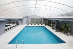 里斯本Altis Grand Hotel的一座带天花板的建筑中的游泳池