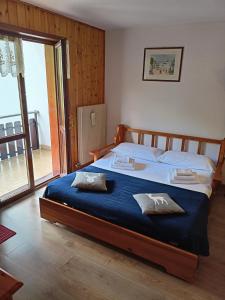 莫埃纳Casa Dolomiti的一间卧室配有一张带蓝色毯子的大床