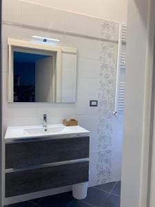 福贾Residence Petrone的一间带水槽和镜子的浴室