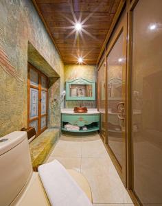 哈塔伊Le Reve Butik Otel的带淋浴和卫生间的浴室。