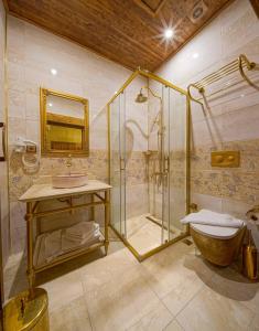 哈塔伊Le Reve Butik Otel的带淋浴和盥洗盆的浴室