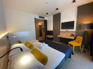 斯洛文尼亚比斯特里察莱昂纳多酒店的酒店客房设有两张床、一张桌子和一台电视。