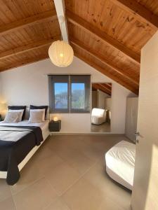 苏尼翁Swim on a private beach的一间卧室设有两张床和木制天花板