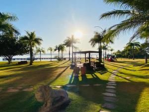 巴西利亚Life Resort - 2 quartos, 2 banheiros的棕榈树草丛中一座公园