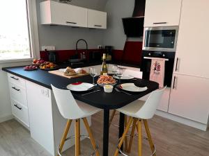 吉尔维内克Lostendro, appartements vue port的厨房配有带食物和酒杯的桌子