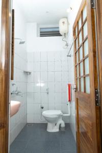 蓬蒂切里BrightMoon_Homestay的白色的浴室设有卫生间和水槽。
