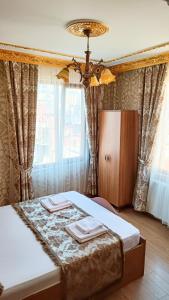 伊斯坦布尔Ottoman Design Apartments的一间卧室配有一张床,上面有两条毛巾