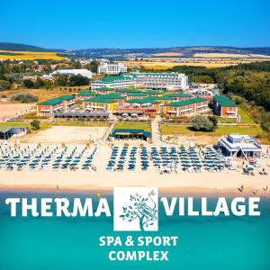克兰内沃Luxury Villas in Therma Village - Mineral Pool & SPA的一张带椅子和海滩的度假村的图片