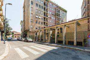 米兰Garibaldi & Gae Aulenti Modern Apt with Private Parking!的一条空的街道,汽车停在大楼的一侧