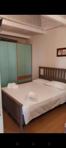 莱西纳Villa Medi的一间卧室配有一张带白色床单的大床