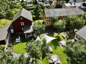 瓦尔河谷Valldal Fjord Lodge B&B的享有带庭院的房屋的空中景致