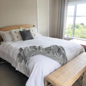 NiagaraThe Anchorage的一间卧室配有一张带毯子的床和窗户