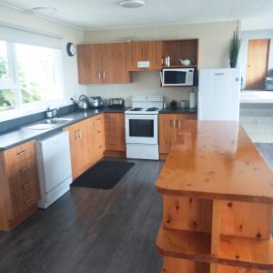 NiagaraThe Anchorage的厨房配有木制橱柜和白色家电