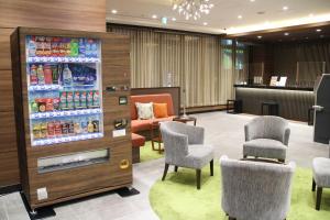 仙台仙台阿尔蒙特酒店的一间设有椅子和苏打水机的等候室