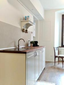 米兰Ripa Apartments Milano - Vigevano的厨房配有白色橱柜和水槽