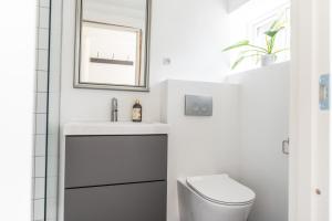 奈斯特韦兹Ferielejlighed Næstved的白色的浴室设有卫生间和水槽。