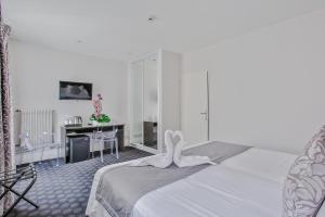 维希米德兰之家酒店的卧室配有白色的床和书桌