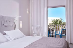 佩里沃罗圣米拉马雷海滩度假村的一间卧室设有一张床和一个美景阳台