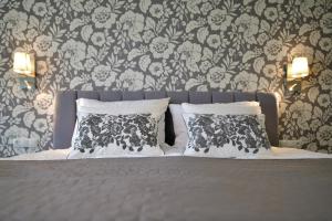 罗加斯卡斯拉提纳TI Hotel的一间卧室配有一张带黑白枕头的床
