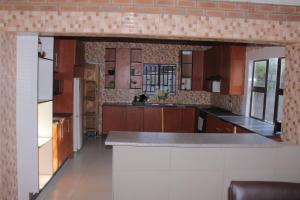 卡萨内Global Guest House的厨房配有木制橱柜和台面