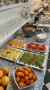 加尔尼亚诺伯格里艾克酒店的自助餐,展示了多种不同类型的食物