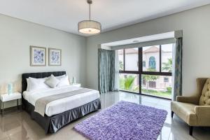 麦纳麦The Grove Resort Bahrain的一间卧室设有一张大床和一个窗户。