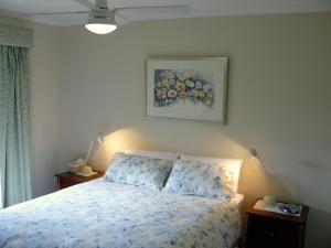 库纳瓦拉卡玛瓦尔德库纳瓦拉住宿加早餐旅馆的卧室配有一张床,墙上挂有绘画作品