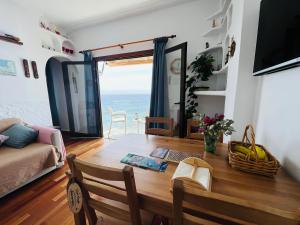 圣克鲁斯-德特内里费Maravillosas vistas al mar "Primera Línea" Apartamentos Can Toca - Seahouses的客厅设有一张桌子,享有海景