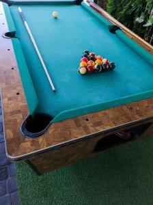 科沃布热格Szumi domek的一张台球桌,上面放着一堆球