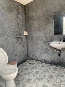 Ban Nong Rang Changเต้นท์โดมเขาค้อ Lung Bun Camp的一间带卫生间和水槽的浴室