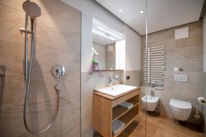 奥蒂塞伊Apartments Cesa Ploner的带淋浴、盥洗盆和卫生间的浴室