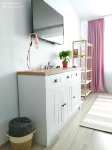 IpoteştiCozy Apartment Narciselor Suceava的厨房配有白色橱柜和灯具