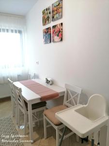 IpoteştiCozy Apartment Narciselor Suceava的白色的餐桌、椅子和水槽