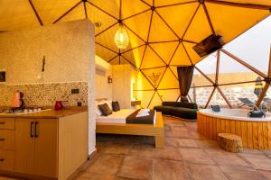 卡斯Kalkan Dome Suites & Deluxe-Glamping Holiday in Kalkan的一间帐篷内带一张床和一个浴缸的房间