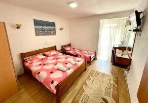 乌尔齐尼Apartments Flamingo的一间卧室设有两张床和窗户。