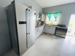 格罗斯岛Hilltop Condos的厨房配有冰箱和炉灶。