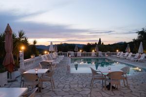派莱卡斯Villa Myrto的一个带游泳池和桌椅的度假酒店