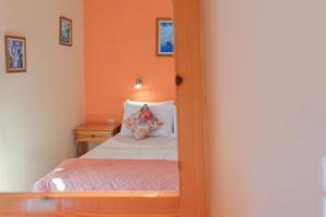 派莱卡斯Villa Myrto的一间小卧室,配有一张床和镜子