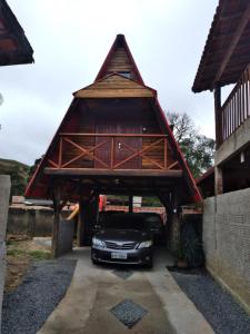 维奥康德马奥Suites da Dorinha的把车停在带屋顶的车库里
