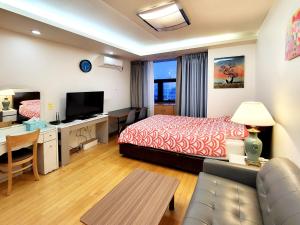 首尔克汉公寓的配有一张床和一张书桌的酒店客房