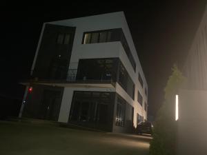 塔古玖EM04- Studio premium的一座晚上停着车的建筑