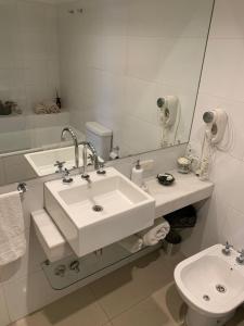 布宜诺斯艾利斯Ubicación Exclusiva en Palermo c/ Piscina的白色的浴室设有水槽和卫生间。