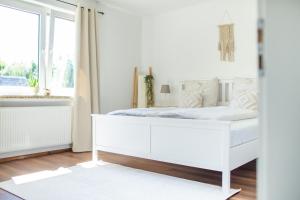 贝斯特维希Ferienwohnung Landparadies im Sauerland的白色卧室内的一张白色床,设有窗户