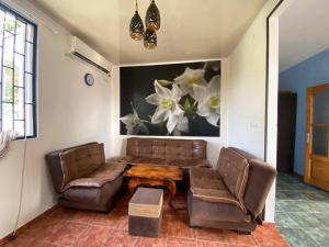 高尼奥Holiday Home in Gonio的客厅配有沙发和桌子
