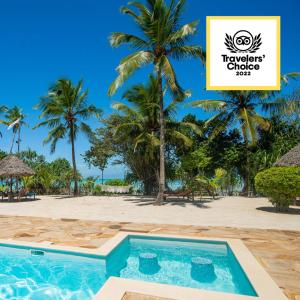 蓬圭Tikitam Palms Boutique Hotel的海滩前带游泳池的度假村
